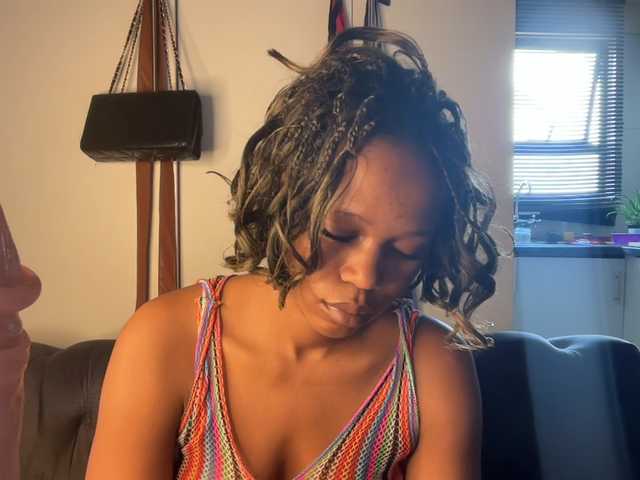 Live sex webcam photo for SexyBaddie #292401085