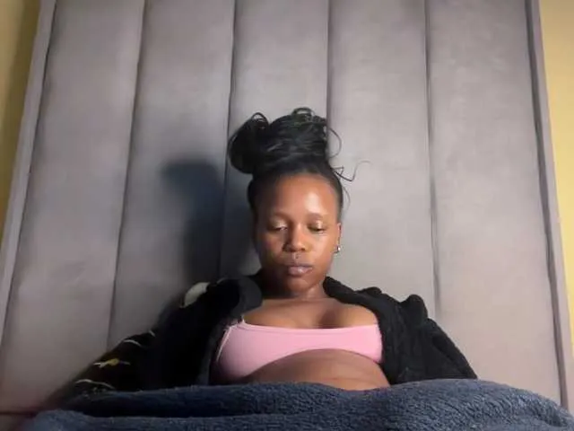 Live sex webcam photo for SexyBaddie #293638828