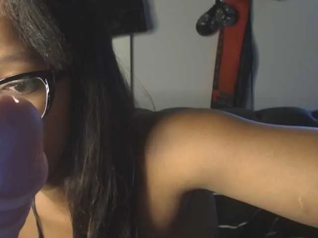 Live sex webcam photo for SexyBaddie #294227091