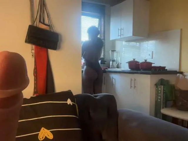 Live sex webcam photo for SexyBaddie #294283426