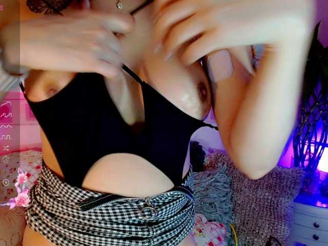 Live sex webcam photo for SexyBlakexxx #278225463