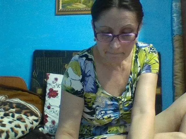 Live sex webcam photo for SexyEstelle #277347998