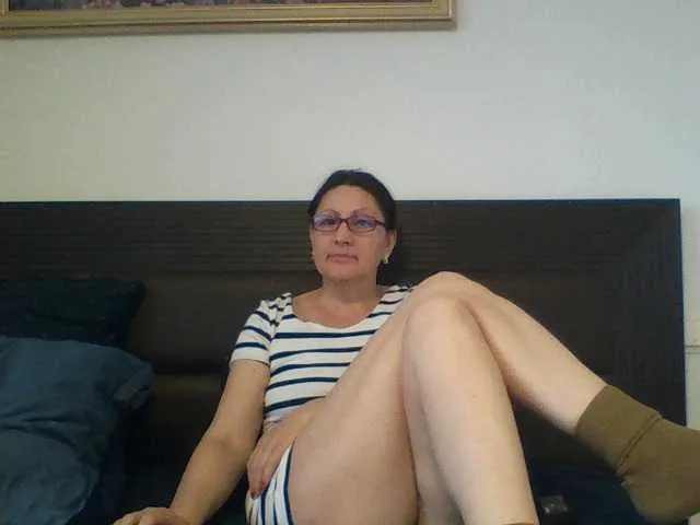 Live sex webcam photo for SexyEstelle #277843349