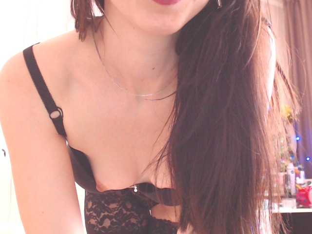 Live sex webcam photo for SexyQueen333 #271824522