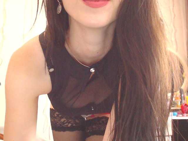 Live sex webcam photo for SexyQueen333 #273999647