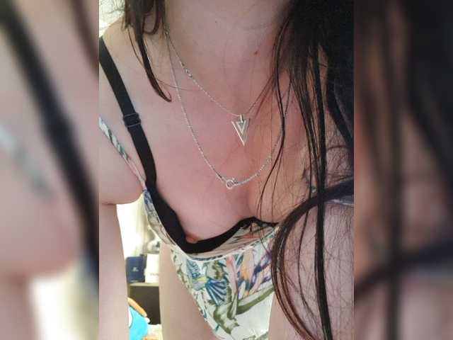 Live sex webcam photo for SexyQueen333 #275629966