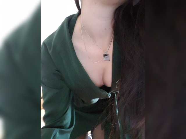 Live sex webcam photo for SexyQueen333 #276953621