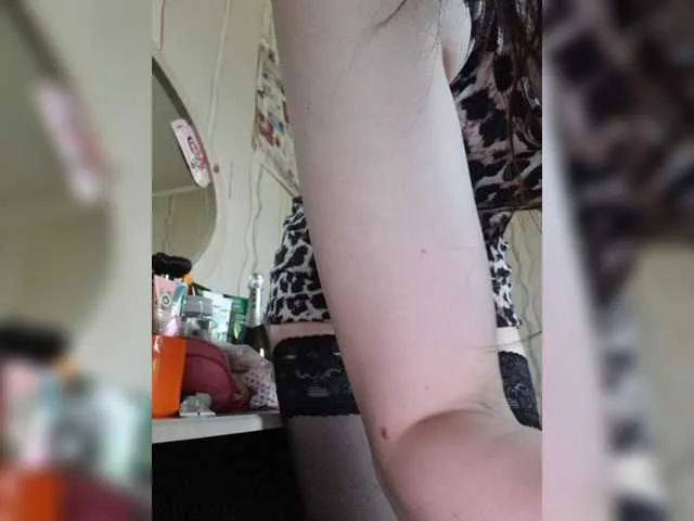 Live sex webcam photo for SexyQueen333 #277963853