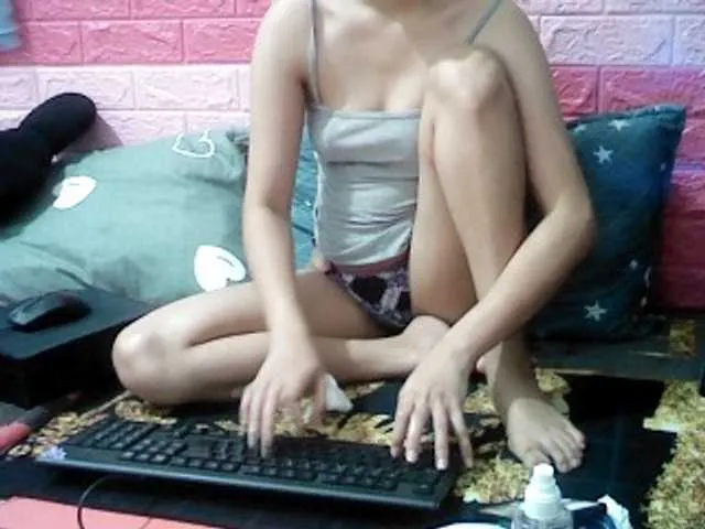 Live sex webcam photo for SexyRain22 #272666142