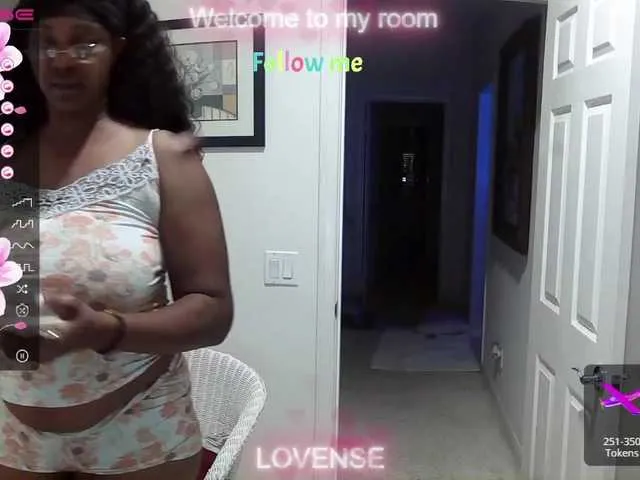 Live sex webcam photo for SexySag1212 #274399264