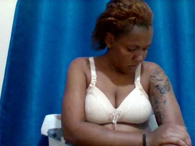Live sex webcam photo for Sexyapple2002 #293260159