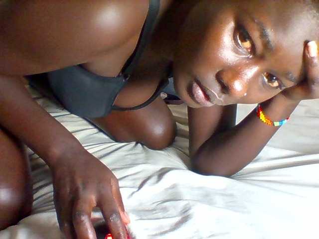 Live sex webcam photo for Sexyass17 #275702887