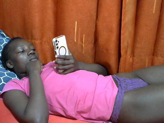 Live sex webcam photo for Sexydee14 #290358729