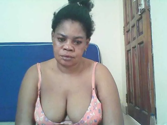 Live sex webcam photo for Sexydove #275579453