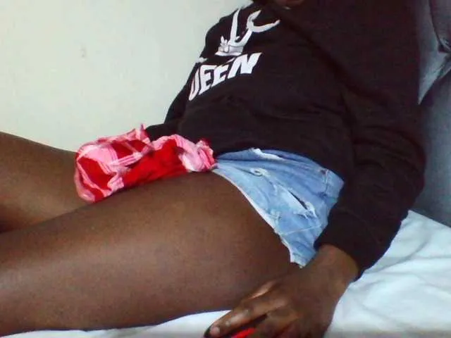 Live sex webcam photo for Sexyyves #293504374