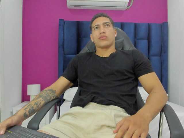 Live sex webcam photo for Shakur-Beckhs #275944834