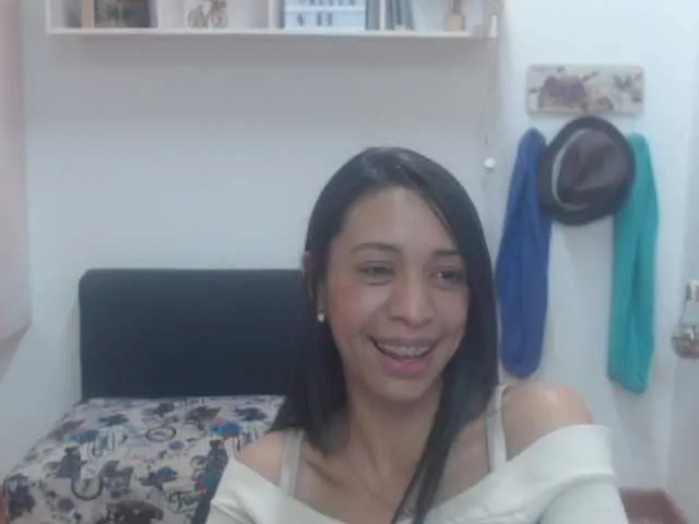 Live sex webcam photo for Sharon-Lariin #273330217