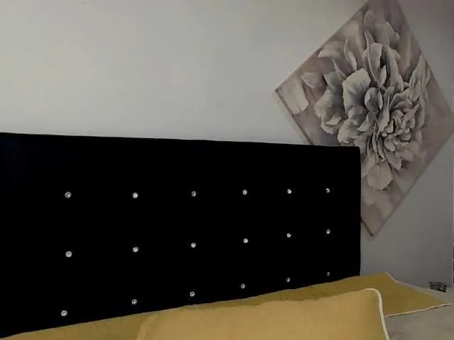 Live sex webcam photo for SharonQueenxx #274258673