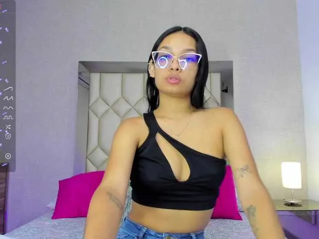 Live sex webcam photo for SharonVega #277867832