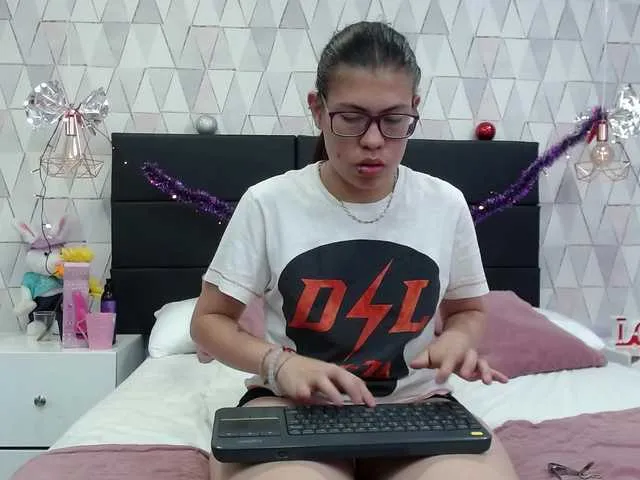 Live sex webcam photo for ShellyDunss #276882656