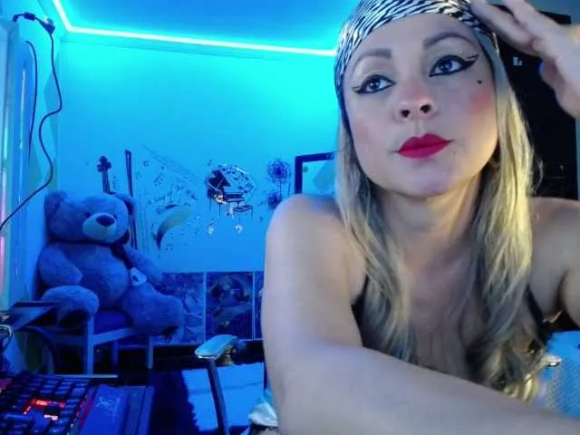 Live sex webcam photo for ShiaraHot #273422675