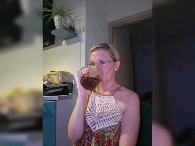 Live sex webcam photo for ShiningMILF #294077950