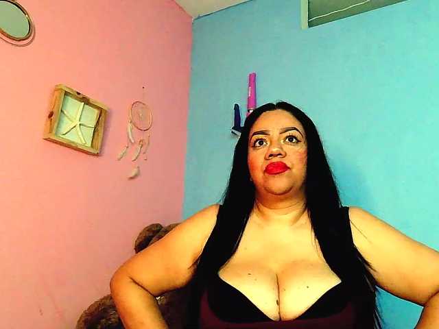 Live sex webcam photo for ShophieJones #272625356