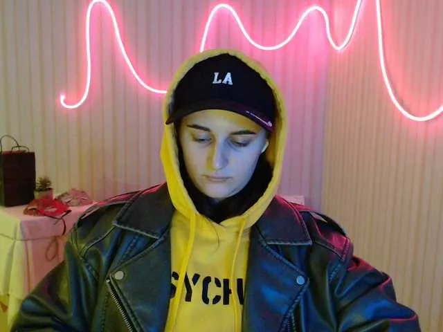 Live sex webcam photo for ShyShy1 #290683371