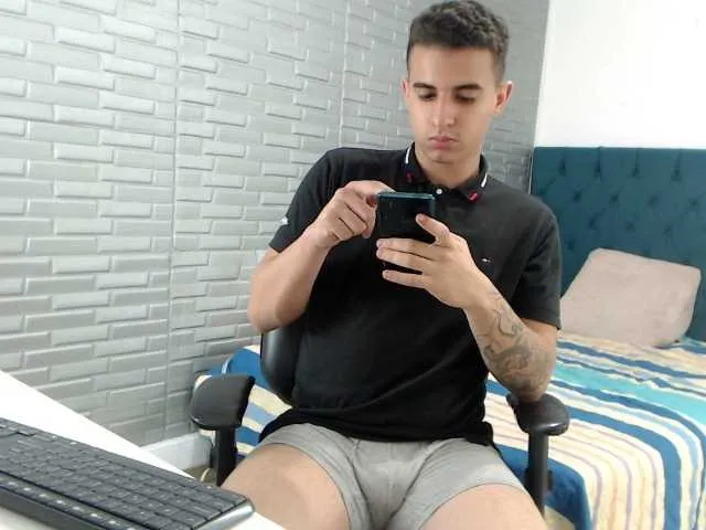 Live sex webcam photo for SimonKeler #277859952