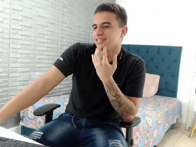 Live sex webcam photo for SimonKeler #277885760