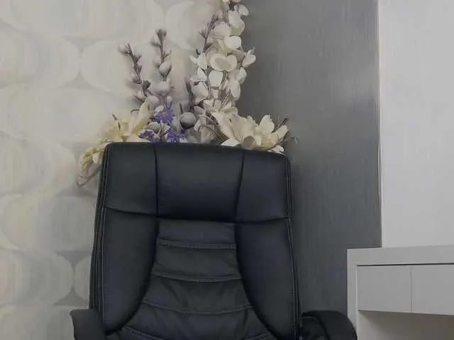 Live sex webcam photo for SkinnyClassyC #276910206
