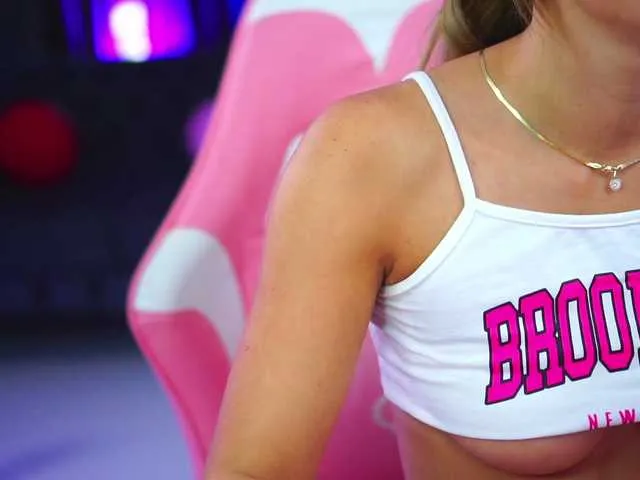 Live sex webcam photo for SkinnySophie #284734484