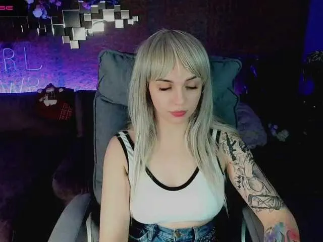 Live sex webcam photo for SkyEyesss #271886257