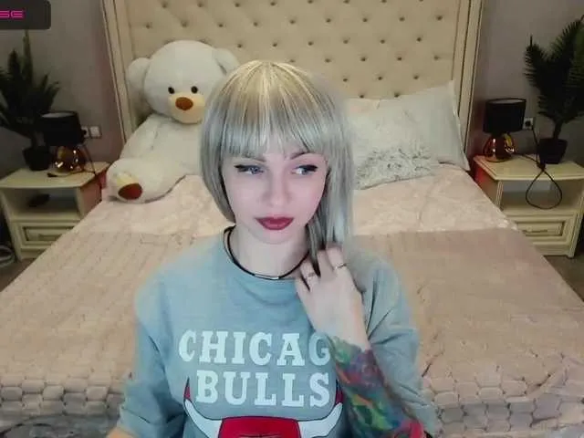 Live sex webcam photo for SkyEyesss #272136139