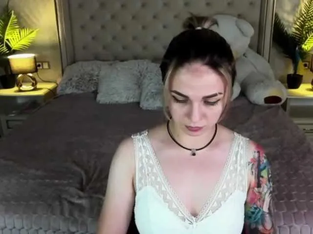 Live sex webcam photo for SkyEyesss #273690357
