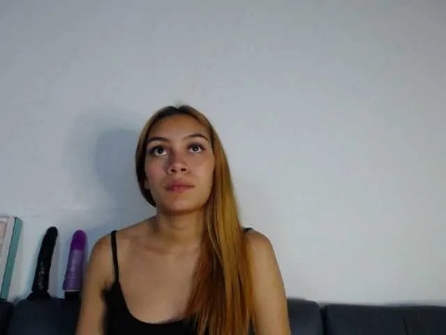 Live sex webcam photo for Skyy-moon01 #272001337