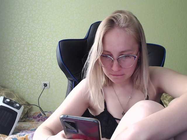 Live sex webcam photo for Sladkie002 #273279757