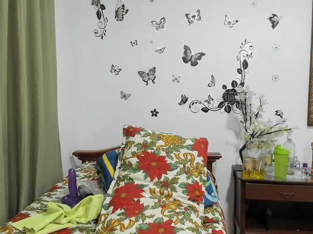 Live sex webcam photo for SmallDoll #271983303