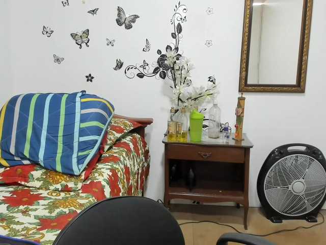 Live sex webcam photo for SmallDoll #271997309