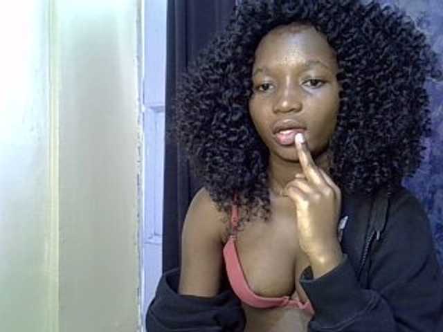 Live sex webcam photo for Smiley-petite #277467235