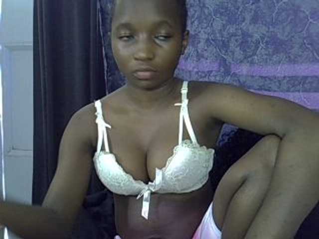 Live sex webcam photo for Smiley-petite #277553266