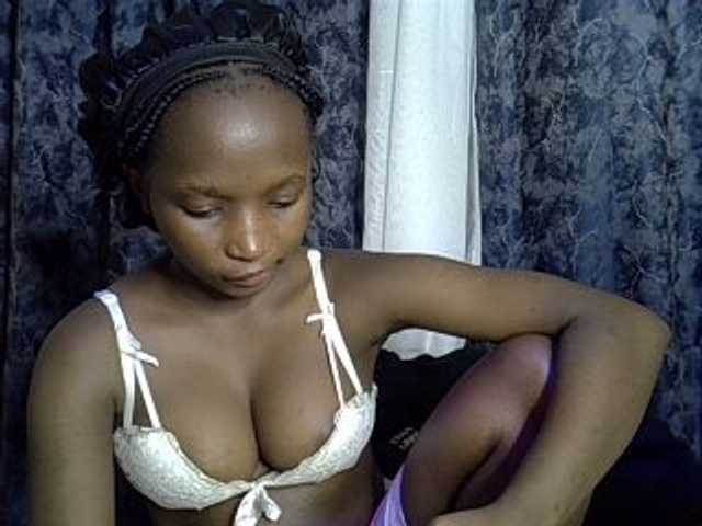 Live sex webcam photo for Smiley-petite #277609396