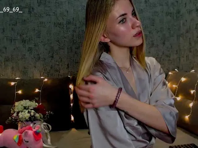 Live sex webcam photo for Sofia6969 #272221272