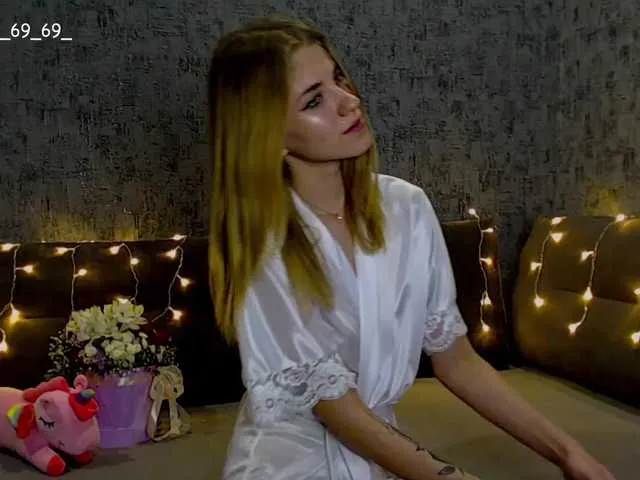 Live sex webcam photo for Sofia6969 #272229249