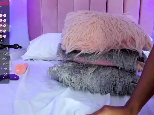 Live sex webcam photo for SofieReyess #274078213