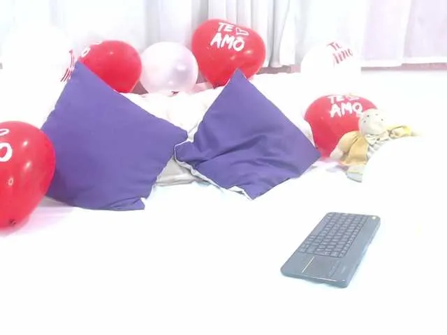 Live sex webcam photo for SophiaSimon #290490922