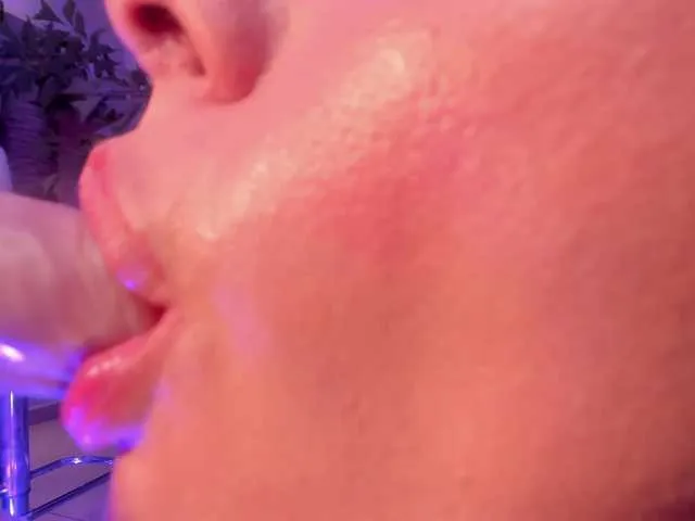 Live sex webcam photo for SophieBarnett #275681074