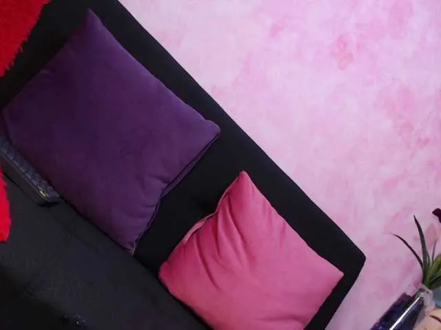 Live sex webcam photo for SophieMay #272995521