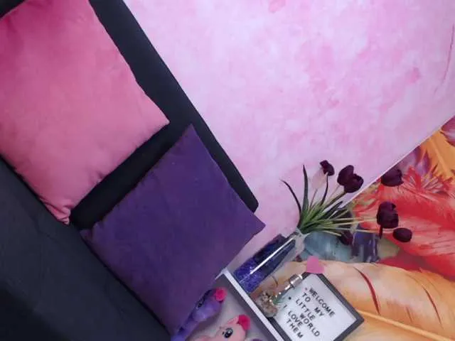 Live sex webcam photo for SophieMay #273028447