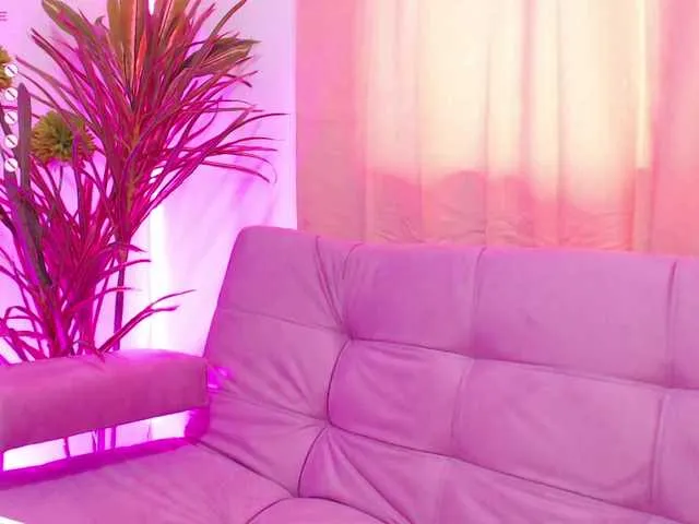 Live sex webcam photo for SophieMay #276385694